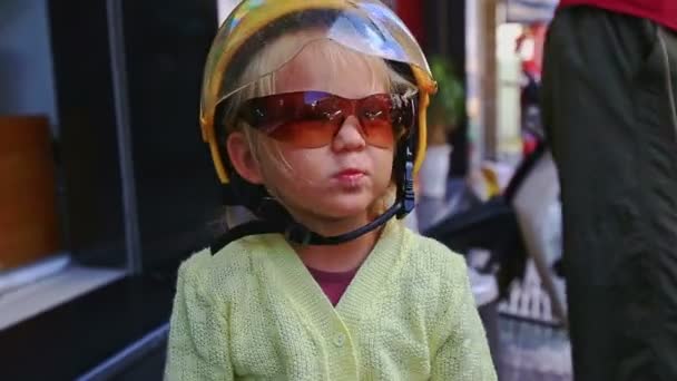 Дівчина приміряє великі сонцезахисні окуляри — стокове відео