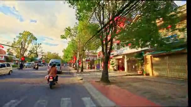 Trafik park binalar sokak boyunca scooter — Stok video