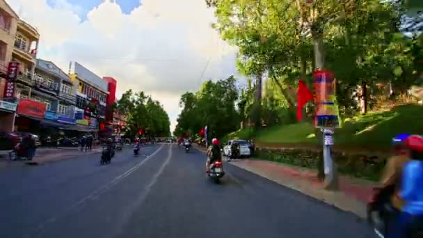 Scooters langs verkeer straat park gebouwen uit het verleden — Stockvideo