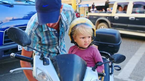 Vater setzt Tochter auf Motorrad Helm auf — Stockvideo