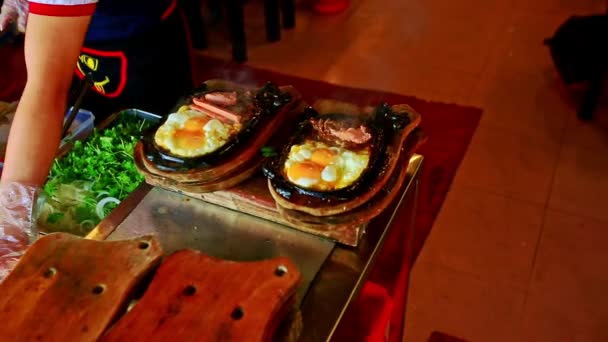 Waiter puts greens onto plates — Stock Video