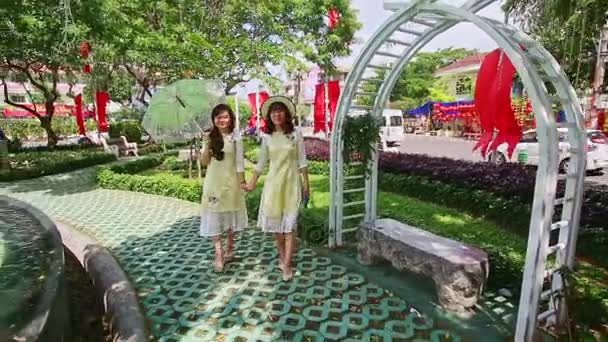 도시 공원에서 베트남어 소녀 — 비디오