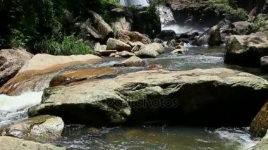 dağ şelale kayalık yamaçlar arasında akar 