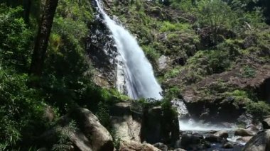 dağ şelale kayalık yamaçlar arasında akar 