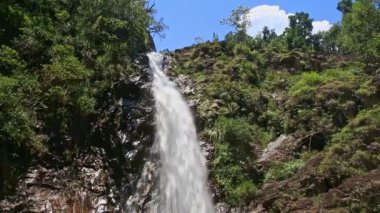 dağ şelale kayalık yamaçlar arasında akar 