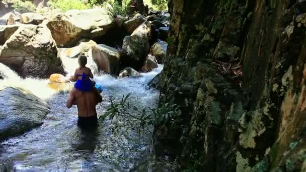 Cachoeira de montanha flui entre encostas rochosas — Vídeo de Stock