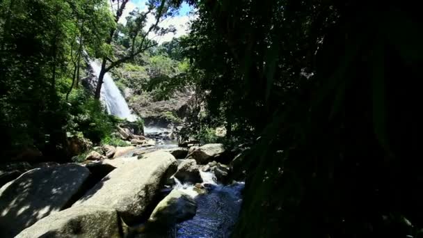 Cascada de montaña fluye entre laderas rocosas — Vídeos de Stock