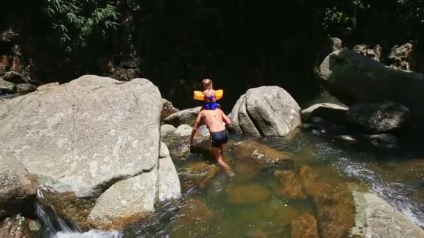 Berg waterval stroomt onder rotsachtige hellingen — Stockvideo