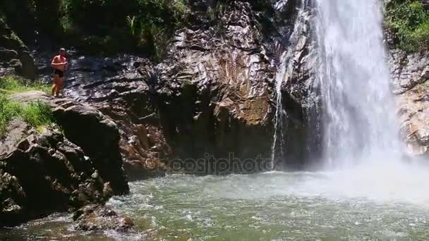 Cascada de montaña fluye entre laderas rocosas — Vídeo de stock