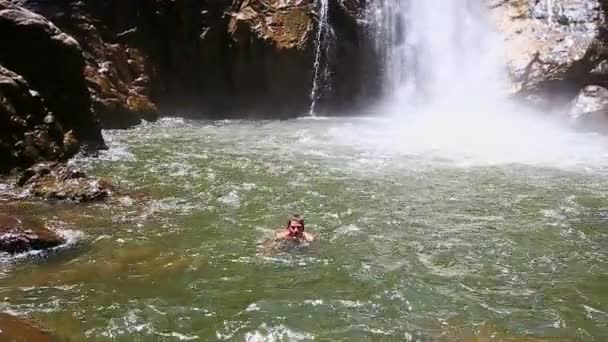 Mountain vattenfall rinner bland steniga sluttningar — Stockvideo