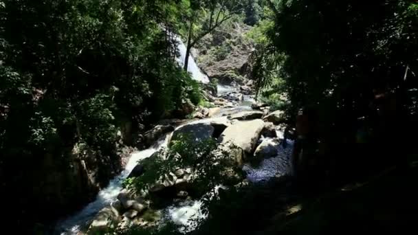 Cascada de montaña fluye entre laderas rocosas — Vídeos de Stock