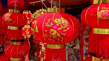 Semt pazarı üzerinde Çince fenerler