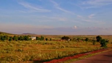 yol alan ve çiftlikleri ile kırsal manzara arasında