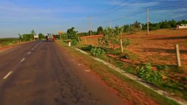 yol alan ve çiftlikleri ile kırsal manzara arasında