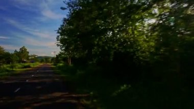 köy yolunda dağlık manzara arasında