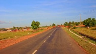 yol alan ve çiftlikleri ile kırsal manzara arasında