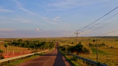 yol alan ve çiftlikleri ile kırsal manzara arasında