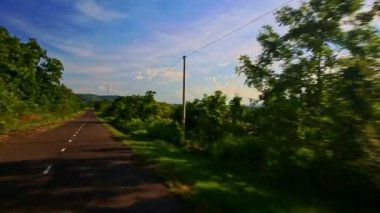 köy yolunda dağlık manzara arasında