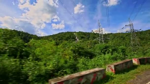 Camino con barreras metálicas entre el paisaje montañoso — Vídeos de Stock