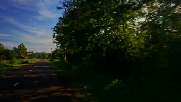 Route de campagne entre paysage vallonné — Video