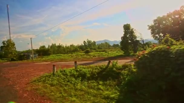 Дорога среди сельских пейзажей — стоковое видео