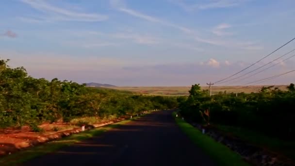 Дорога среди сельских пейзажей — стоковое видео