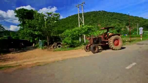 丘陵地の風景の中で金属製の障壁道路 — ストック動画