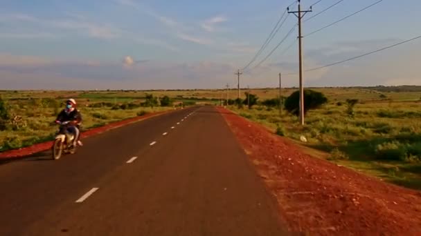 Δρόμος ανάμεσα αγροτικού τοπίου — Αρχείο Βίντεο