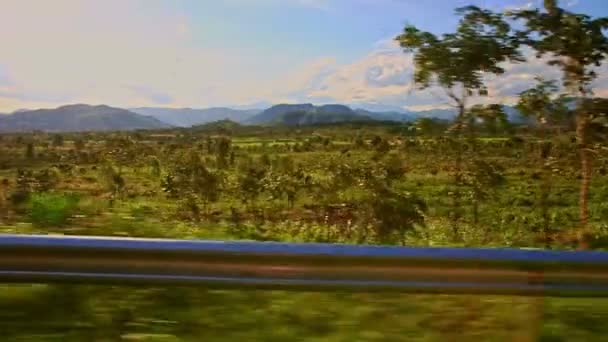 Barreras en el camino contra el paisaje rural montañoso — Vídeos de Stock