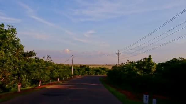 Estrada entre paisagem rural — Vídeo de Stock