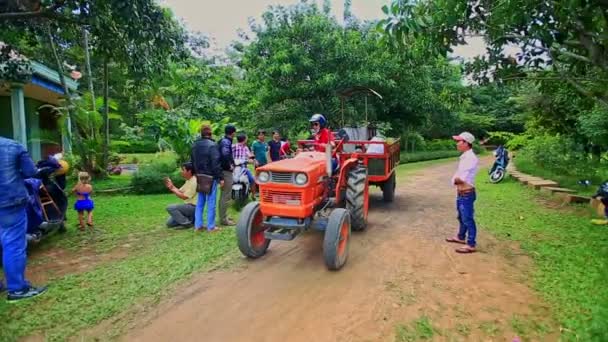 Драйвер листя червоного трактор на дорозі — стокове відео