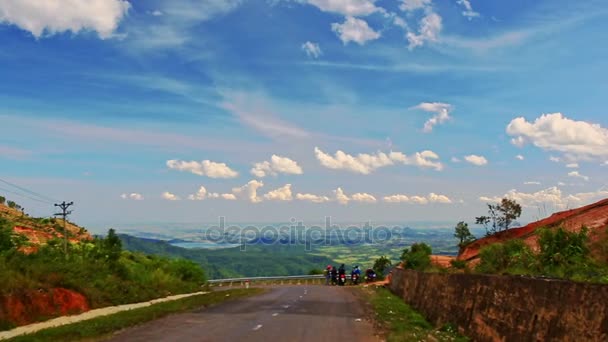 route entre paysage rural avec champs et fermes 