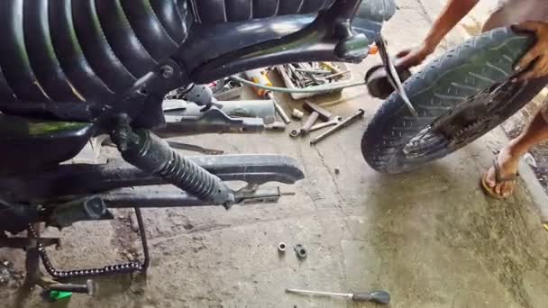 男は自分のバイクのホイールを修理します。 — ストック動画