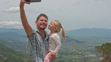 Baba ile kızı selfie Vadisi karşı yapar.