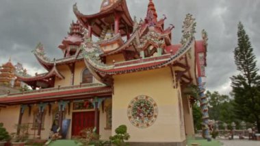 pagoda Budist tapınağında yüksek ağaçlar adlı 