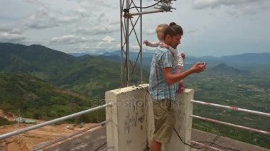 Baba kızın fotoğrafı Vadisi karşı çeker. 