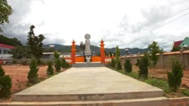 Budist tapınağı pagoda kutsal heykeller ile