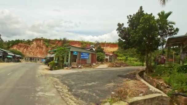 Estrada de asfalto através de edifícios rurais — Vídeo de Stock