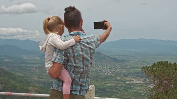 Pai com filha fotos colinas e vale — Vídeo de Stock