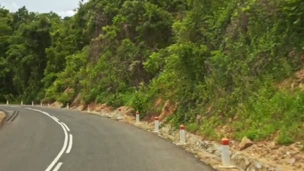 Estrada de asfalto passado colinas — Vídeo de Stock