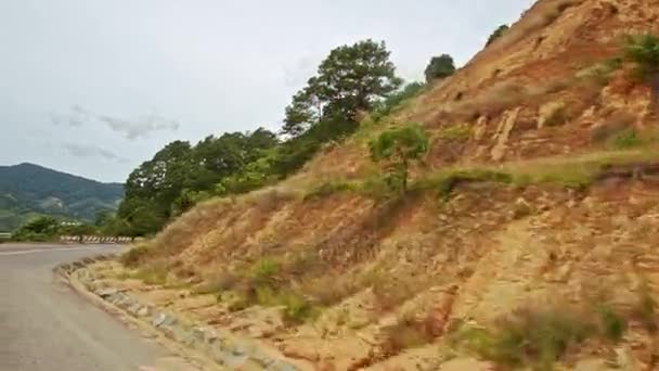 Camino de asfalto de montaña por pendiente del suelo — Vídeos de Stock