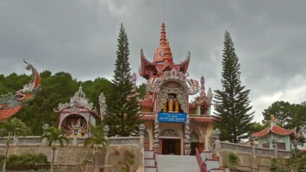 Βουδιστικός ναός με όμορφα διακοσμημένα παγόδα — Αρχείο Βίντεο