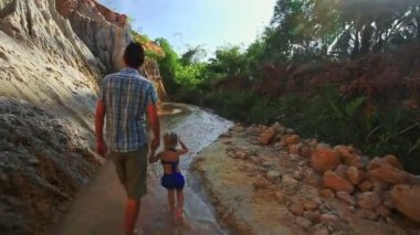 Baba kızı yürüyüş boyunca gölgeli peri akışı bankalar ile