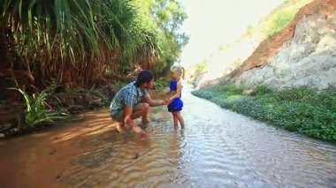Baba küçük kız yıkama elinde peri akışı ve konuşma
