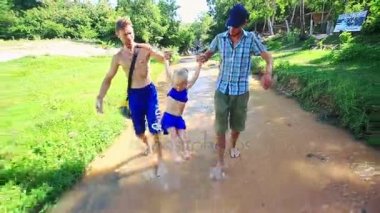 İki adam yürüyüş boyunca kum nehir yatağı ve küçük kız ile oynamak