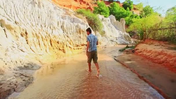 Jovem caminha ao longo do fluxo de fadas faz Selfie em Cliff — Vídeo de Stock