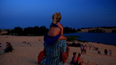 Dunes omuzlarında babası tutan kız