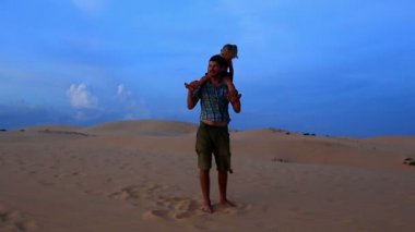 Baba ile kız omuz Dunes karşı yürür 