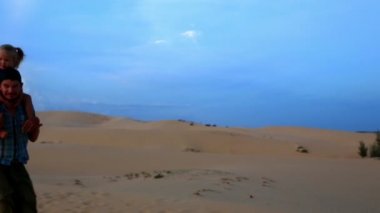Babası taşıyan kız Dunes karşı