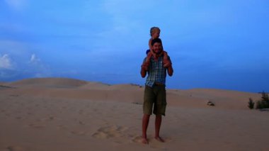 Baba kız Dunes karşı omuzlarında dön